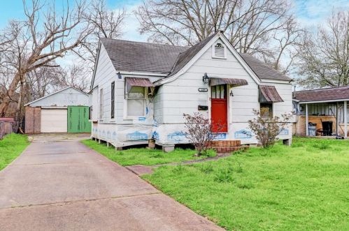109 4th St, Highlands, TX 77562-3711