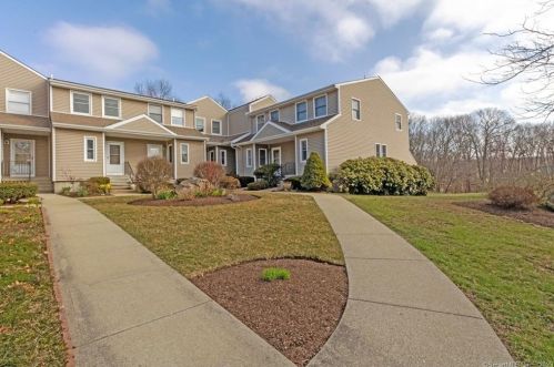 47 Cobblestone Dr, Groton, CT 06340-3855