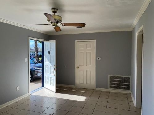 118 Mackeral St, Galveston, TX 77550-3217