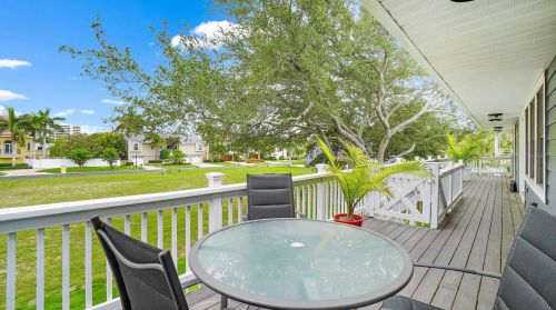5904 Bayview Cir, Saint Petersburg FL  33707-3930 exterior