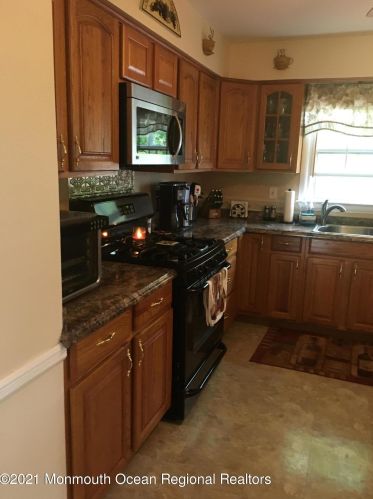 128 Pine Needle St, Wall Township, NJ 07731-2687