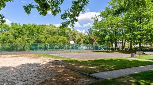 16 Willow Ct, Trenton NJ  08619-4626 exterior