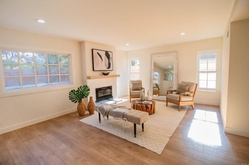 1527 Linda Sue Ln, Encinitas CA  92024-2424 exterior