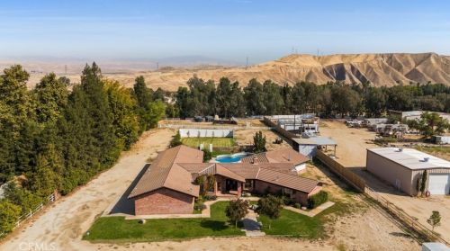 6940 Mandy Ln, Bakersfield, CA 93308-9101