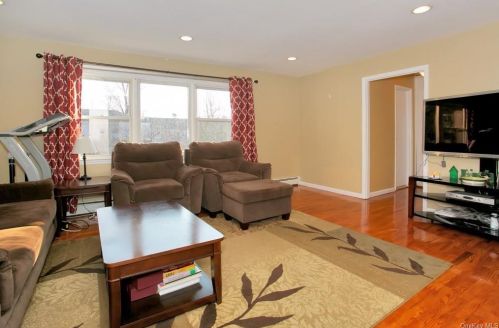 4 Danbury Ct, Airmont, NY 10901-8024