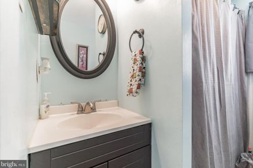 527 Spring Hill Dr, Harleysville PA  19438-2242 exterior