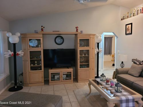 360 11th Ct, Vero Beach, FL 32962-2810