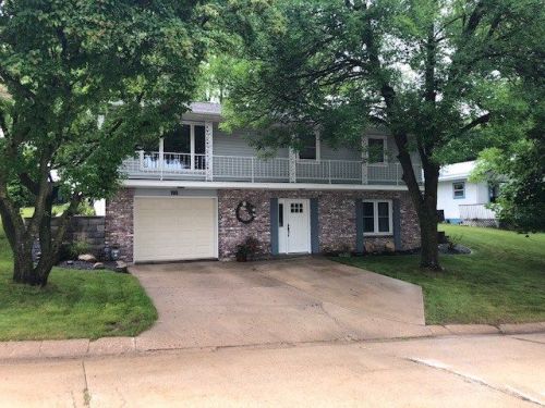 705 Woodland Dr, Elkader, IA 52043-9501