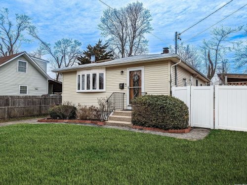 395 Earle St, Central Islip, NY 11722-3709