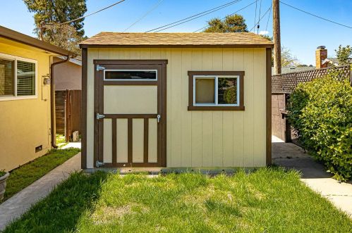 913 Woodrow Ave, Modesto CA  95350-1235 exterior