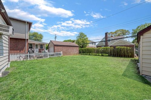 18 Jefferson St, New Hyde Park NY  11040-1912 exterior