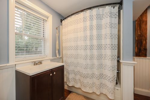 5 Gerry Ave, Newmarket NH  03857-1901 exterior