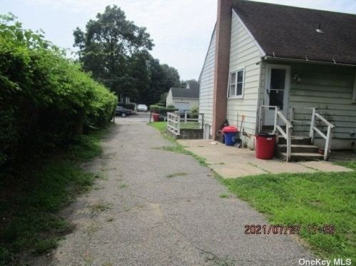 15 Booker Ave, Wheatley Heights NY  11798-4502 exterior