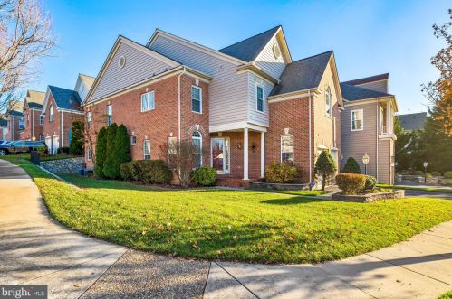 9161 Finnegan St, Lorton, VA 22079-2942