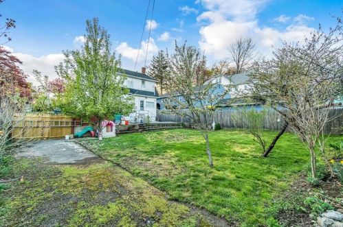 176 Morningside Dr, Bridgeport, CT 06606-4617