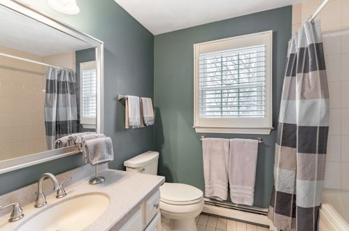 32 Ledgeview Dr, Norwood MA  02062-5806 exterior