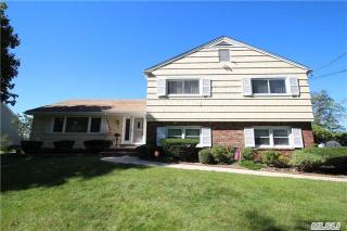 82 Montgomery Ave, Bayshore, NY 11706-8833
