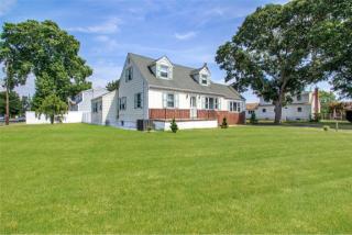 590 Saint Anns Ave, Copiague, NY 11726-4512