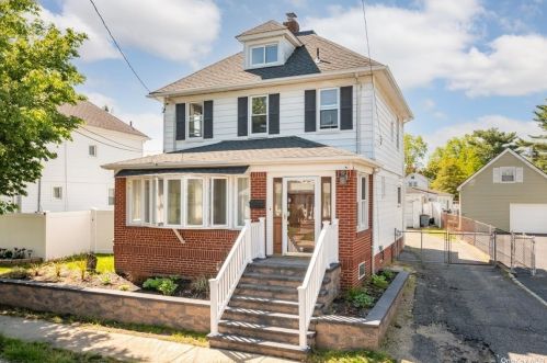 160 Lewis Ave, Westbury, NY 11590-2106