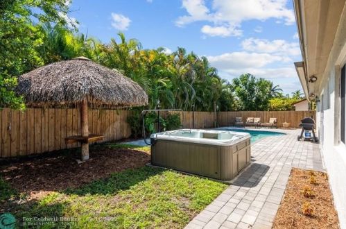 19621 58 Ave, Hialeah FL  33015-4909 exterior