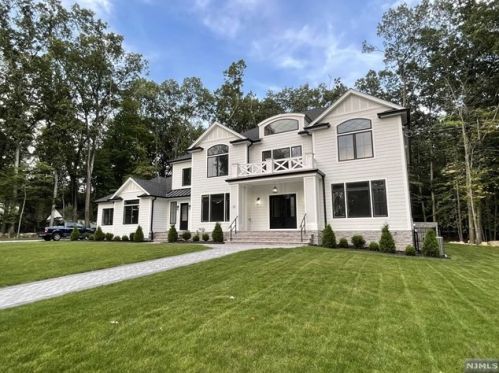 25 Chestnut St, Mahwah NJ  07430-3104 exterior