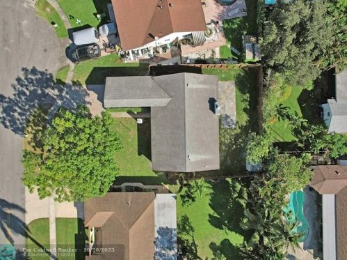 212 2nd Ct, Dania Beach FL  33004-4813 exterior