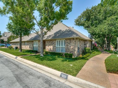 1225 Woodland Park Dr, Hurst, TX 76053-3707