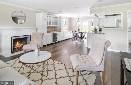 8006 Hatteras Ln, Springfield, VA 22151-2011