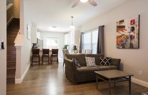 172 3rd St, Santa Rosa, CA 95401-6130