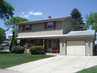 1832 Dewitt Ct, Waukesha, WI 53186-2611