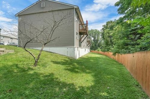 7 Fishkill Glen Dr, Fishkill NY  12524-2310 exterior