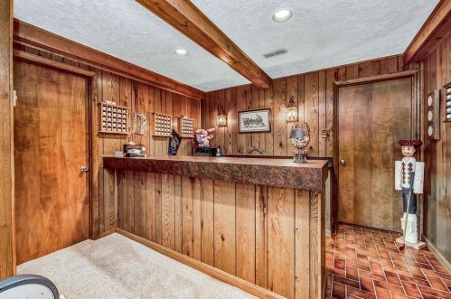 2002 Beechcroft Ct, Cincinnati OH 45233-1713 exterior