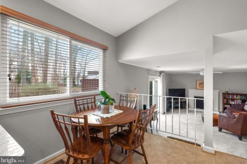 6010 Rdg Frd Dr, Springfield VA 22015-3651 exterior