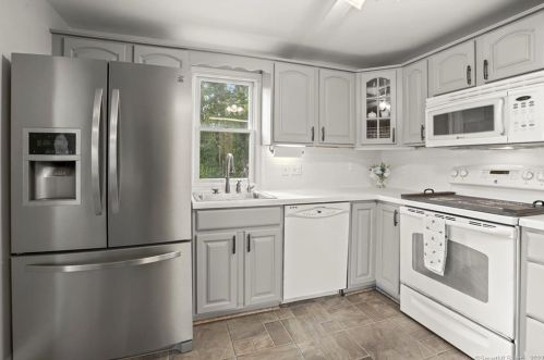 33 Windsor Rd, Huntington CT 06484-5022 exterior