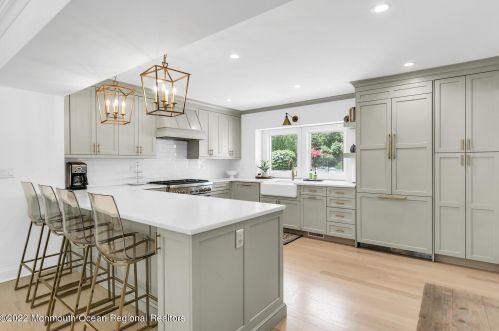 4 Constitution Dr, Leonardo NJ  07737-1808 exterior