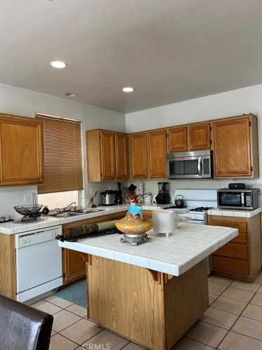 12687 Antigua Ct, Lynwood CA  90262-5377 exterior