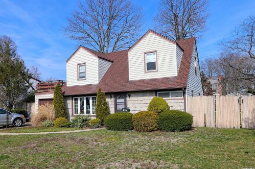 352 Ivy Ave, Westbury, NY 11590-1936