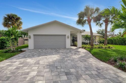 1084 Lake Shore Ct, Naples, FL 34103-8932
