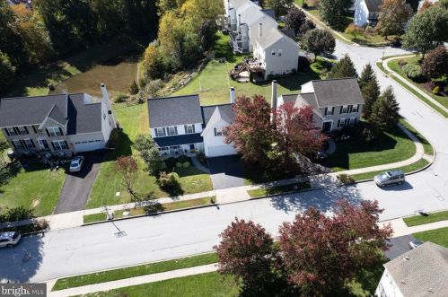 302 Woods Edge Ln, Downingtown, PA 19335-3454
