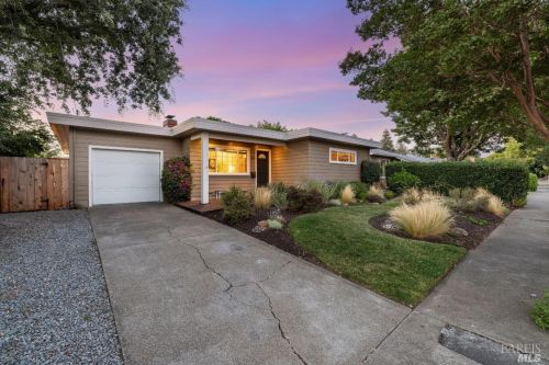 1909 Little John Ln, Santa Rosa, CA 95405-4632