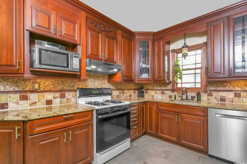 15 16th St, New Hyde Park NY  11040-4914 exterior