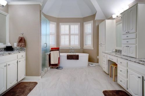 1305 Oak Dr, Lewisville TX  75028-3604 exterior