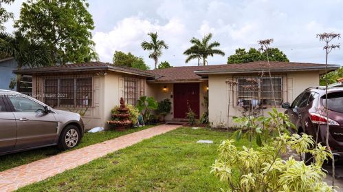 165 17th St, Hialeah, FL 33010-3135