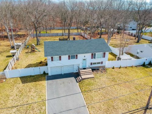 947 Montauk Ave, Islip Terrace NY  11752-1206 exterior