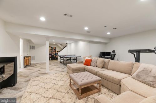 9106 Meadowcreek Ln, Lorton VA  22079-3238 exterior