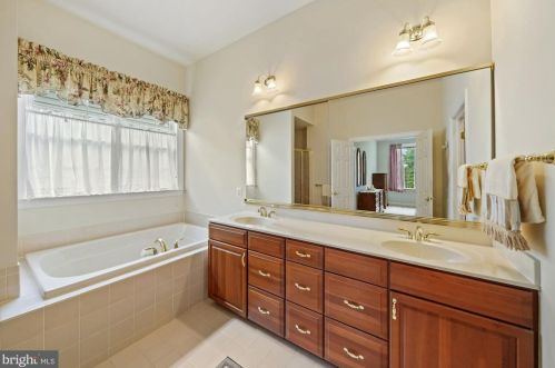 5433 Rodriquez Ln, Haymarket VA  20169-6100 exterior