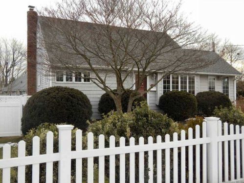 425 34th St, North Lindenhurst, NY 11757-3250