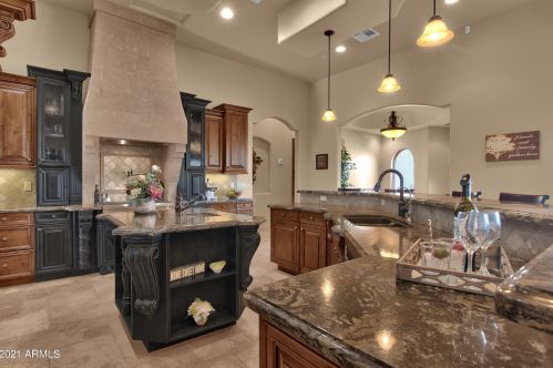 11064 Valley Dr, Scottsdale, AZ 85268-5541
