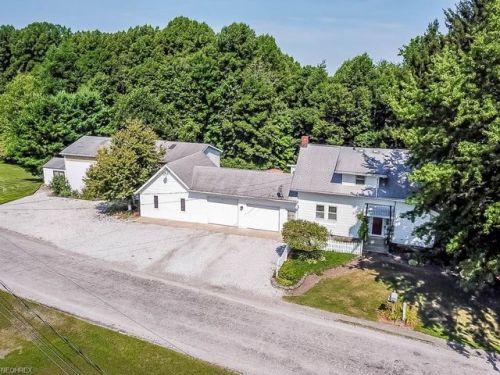 3951 Waynesburg Dr, Canton, OH 44707-1816