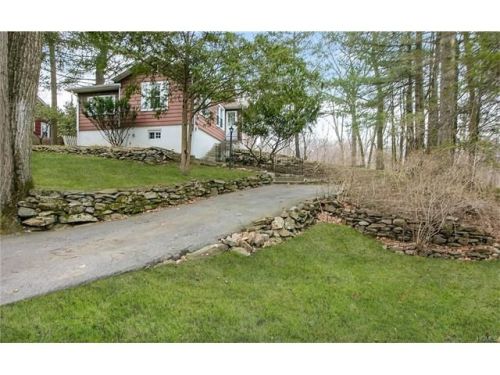 124 Lake Shore Dr, Pleasantville, NY 10570-1302